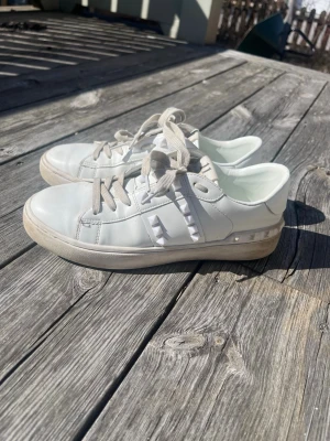 Valentino skor - Fina valentinoskor! Saknar en bit på toppen av varje sko men annars i fint skick💕