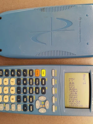 Texas Instruments TI-82 Stats  - Säljer en blå grafritande miniräknare från Texas Instruments, modell TI-82 stats.. Räknaren har stor display, många funktionsknappar och drivs av fyra AAA-batterier samt ett knappcellsbatteri. Perfekt för matte, fysik och programmering. Fint skick och funkar som den ska.