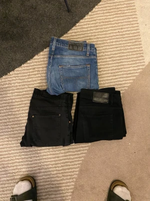 3x bulk Tiger of sweden jeans  - Säljer tre par jeans i fint skick 👖 Ett par klassiska blå denim + två svarta – perfekta basplagg som passar till allt funkar även om man vill käka en extra peng!