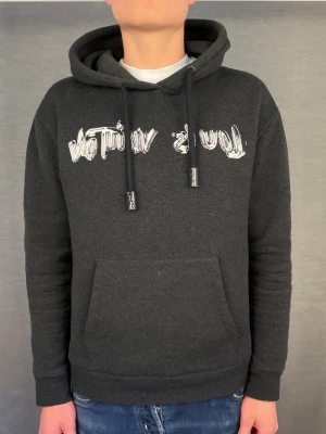 Louis Vuitton hoodie - Säljer nu denna otroligt feta louis vuitton hoodie. Size S modellen är 180cm. Garanterad äkthet. Nypris 20.000kr +. Skick 9/10 inga fel på den. Hör av dig vid intresse 🤩📦