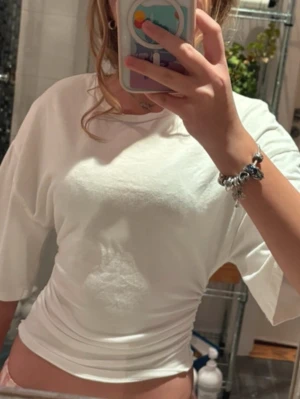 Fitted vit t-shirt från Gina Tricot - Använd 2 gånger, inga fläckar!!💗