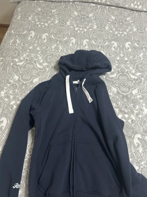 Russemerch - Säljer Russemerch kofta, använd endast 2-3 gånger och säljs på grund av att den inte kommer till användning. Storlek M men passar även S. Säljer även byxan som hör till setet❗️Original pris: 749 kr