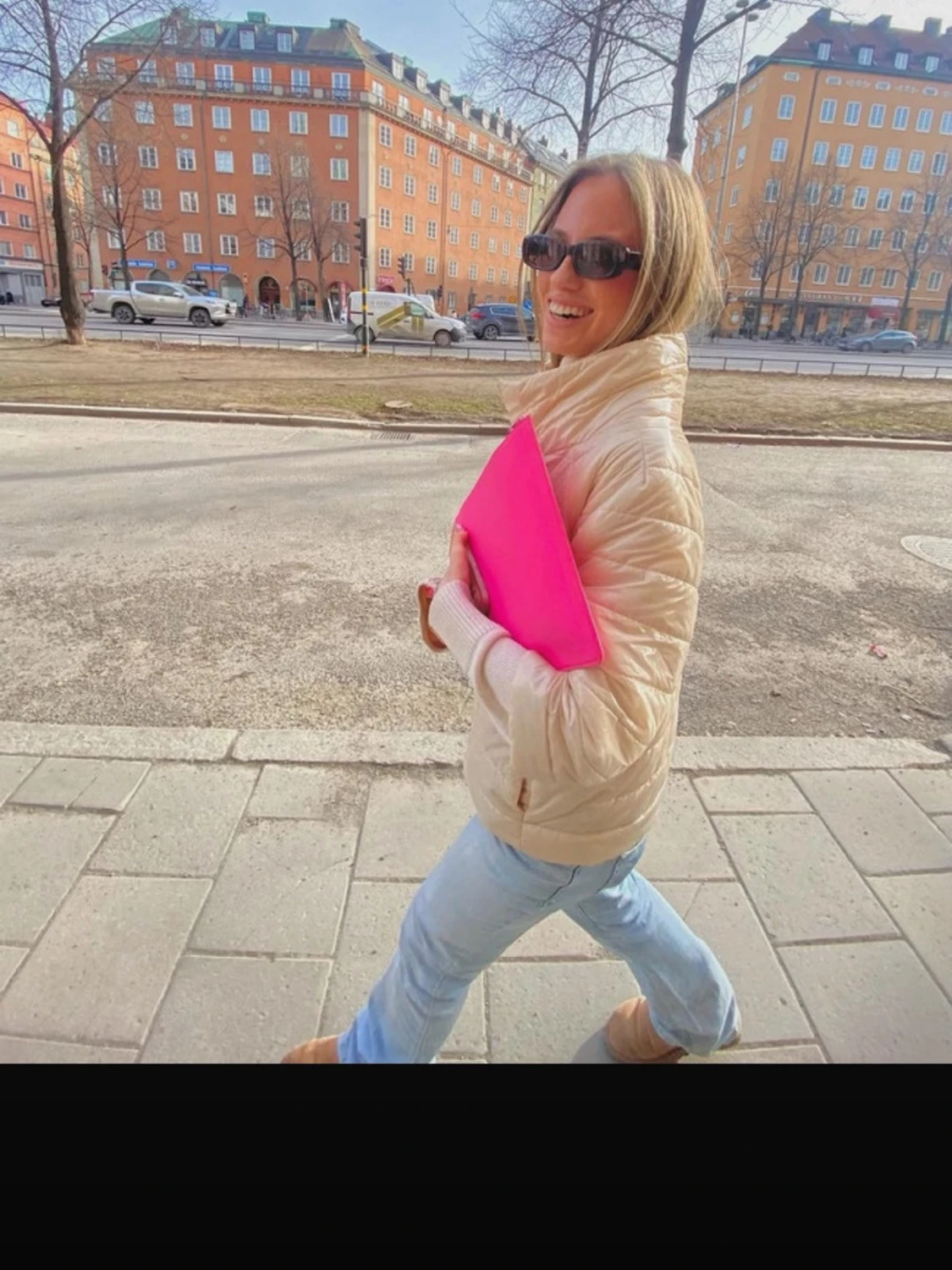 Rosa datorväska i skinnimitation