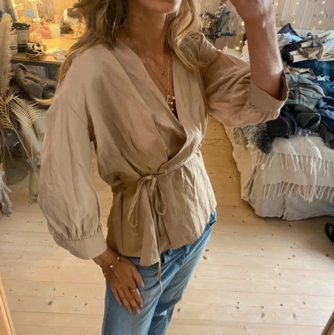 Beige omlottblus med knytband - 2