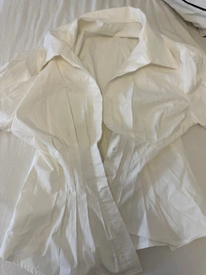 Skjorta  - Helt oanvänd säljer då den är för liten. Den är figursydd och har veck vid magen. Passar Xs/s. 