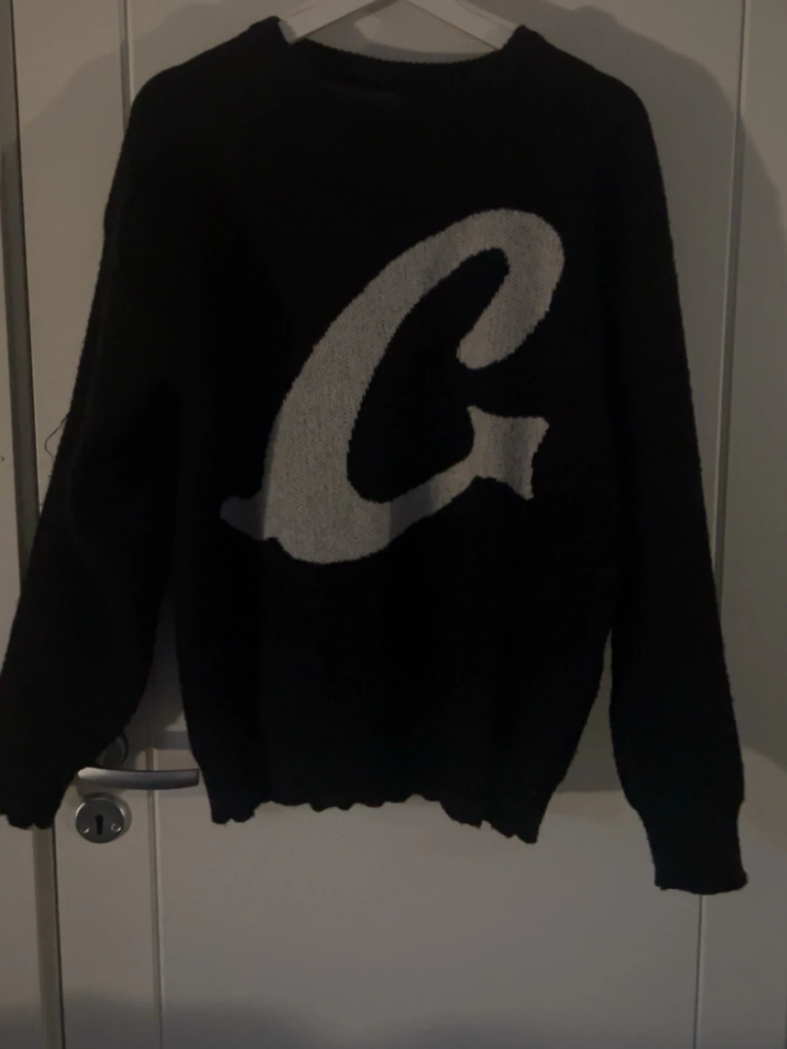 Svart stickad tröja med stor C-detalj