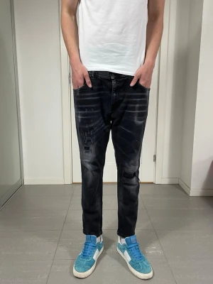 Dondup Jeans  - Säljer nu dessa Dondup jeans med snygga slitningar i populär design, skriv för fler bilder/frågor🙌🏼