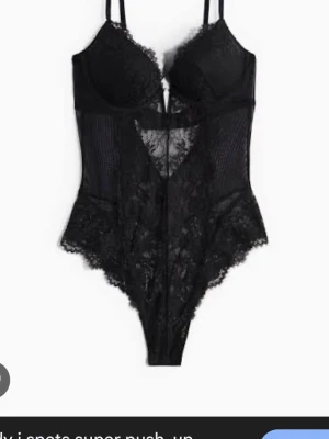 Svart spets body  -  säljer min svarta spets body från H&M används en gång men blivit för stor för mig, kan även gå ner i pris 