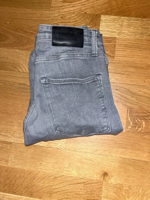 Jack & Jones jeans - Ett par gråa snygga jeans som är riktig schyssta att bära, är slimfit modell och jag personligen tycker dom är riktigt sköna. Storleken är 29/32. Hör av er vid frågor eller funderingar, sjävklart också om ni vill diskutera pris eller liknande😁