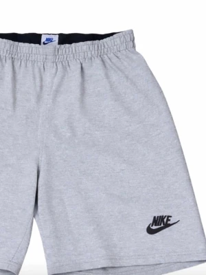 Grå Nike shorts med logga - Snygga ljusgrå shorts från Nike med svart logga på vänster ben. De har elastisk midja för skön passform och är tillverkade i mjuk bomull, perfekta för chill dagar eller träning.