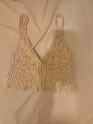 Beige ribbad crop body - Säljer ett biege ribbad linne. aldrig använd