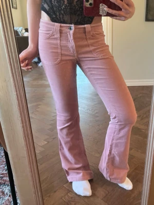 Rosa lågmidjade jeans  - Perfekta lågmidjade bootcut jeans nu till sommar och vår, piffar verkligen upp en outfit. Från Mavi. Köpte dem med prislapp och aldrig använda så i nyskick. Nypris 1200kr. Vintage, görs inte längre. W26/ L32. Skriv privat för mått. 