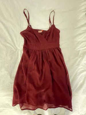 Vinröd omlottklänning med smala band - Snygg kortklänning från ONLY.          Storlek S/36💞