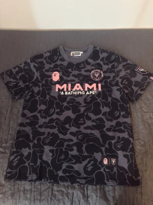 Svart camo BAPE x Miami T-shirt - Condition as new, Size M (170-180cm)
