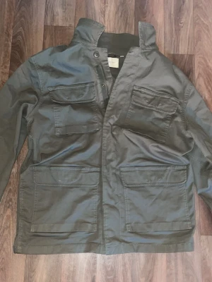 Overshirt Jacka - Overshirt Jacka, storlek M men passar lika bra på S. Helt ny använd max 1-2 gånger. Vid snabbaffär kan priset sänkas.