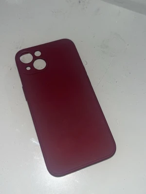 Vinrött mobilskal till iPhone 13  - Snyggt vinrött mobilskal som passar till iPhone 13. Har använt skalet en gång💜