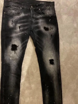 Dondup jeans - Dondup jeans i nyskick. Modellen George. Storlek w33. Skirv vid frågor eller funderingar!