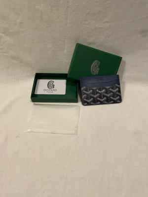 Marinblå G-Cardholder - Säljer denna cardholder, otrolig snygg, nästan den absolut snyggaste plånboken man kan ha enligt mig! Kommer med alla accessoarer man ser på bilden! Hojta till vid minsta lilla fundering!
