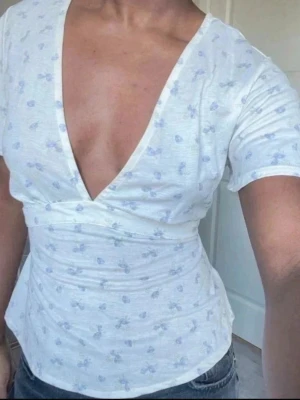 Söt topp - Jättesöt topp/blus från gina tricot i nyskick! OBS, den är i de mönstret som är på 2a och 3e bilden!