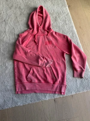 Rosa hoodie från PINK XS - Snygg rosa hoodie från PINK Victoria's Secret i storlek XS. Hoodien har huva med dragsko, magficka och diskret logga på bröstet. Tillverkad i mjukt bomullsmaterial som är skönt mot huden. Perfekt för en avslappnad och trendig look.