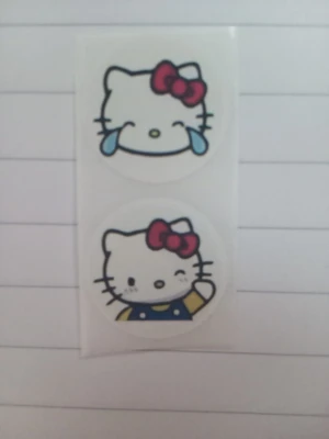 Hello Kitty klistermärken - Två runda klistermärken med Hello Kitty-motiv. Båda för 20 kr.