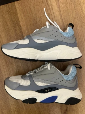 Sneakers b22 - Storlek 42. Använd endast ett fåtal gånger.