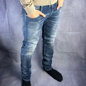 Helt nya replay anbass jeans med slitningar - Helt nya replay anbass jeans med slitningar | storleken är 32/32 och modellen på bilden är 186 cm 73kg