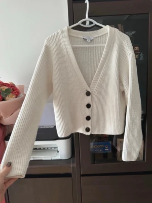 Söt stickad kofta💗 - Jättefin kofta perfekt till sommaren från Other Stories!! I nyskick💗💗