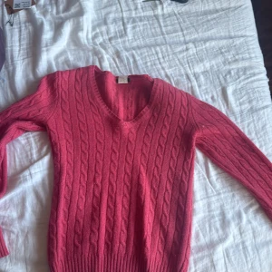 Rosa röd stickad lite uringad tröja - De e en röd rosa stickad uringad tröja i bra skick, använt 1 gång.