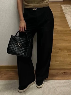 KOSTYMBYXOR | H&M  - Svarta vida kostymbyxor från H&M, storlek 30 men är sydda vid midjan så det har blivit mindre i storleken. Passar ungefär mellan 146-152. Längden passar mellan 150-155cm. 