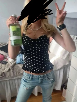 Svart prickig linnetopp med volang - Jätte fin storlek s💞💞