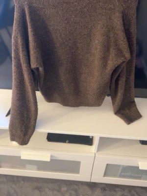 Brun stickad tröja från LMTD - Mysig brun stickad tröja från LMTD i storlek XS. Tröjan har en enkel design med långa ärmar och rund hals. Perfekt för lager-på-lager och chill dagar. Materialet är mjukt och fluffigt för extra komfort.