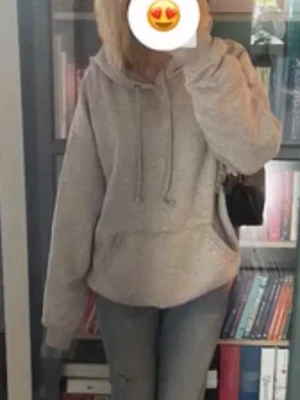 Ljusgrå hoodie från BikBok - Ljusgrå hoodie från BikBok med klassisk huva och dragsko. Hoodien har en stor magficka och ribbade muddar vid ärmslut och nederkant. Tillverkad i mjukt och bekvämt material, perfekt för en avslappnad stil.
