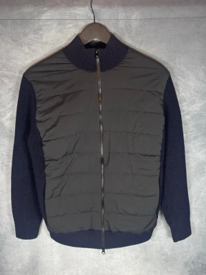 Gran sasso cardigan - Storlek: S/M men sitter som XS || Skick: Mycket bra|| Nypris: Ca 7000kr || Följ för liknande produkter 🌊🍾