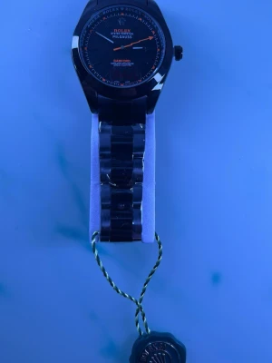 Klocka  - Hej jag säljer en fint klocka med fint färg! Klockan är helt nytt för mer bilder eller information jag är här! Priset kan diskuteras vid en snabb affär 