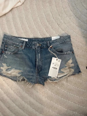 Jeansshorts  - Supersnygga från Zara, säljer för de är för stora och glömde skicka tillbaka🩷