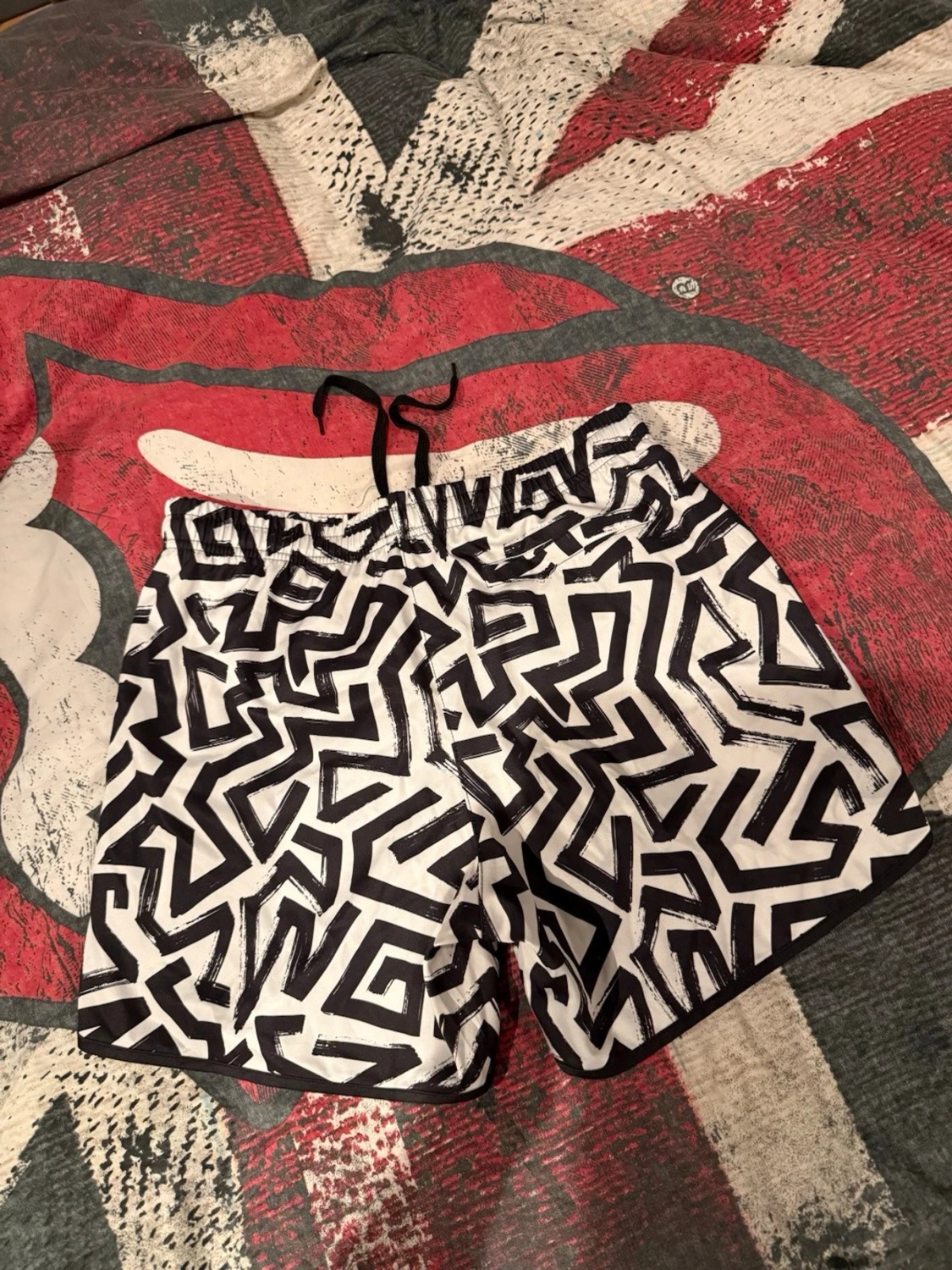Svarta och vita shorts med grafiskt mönster - 1