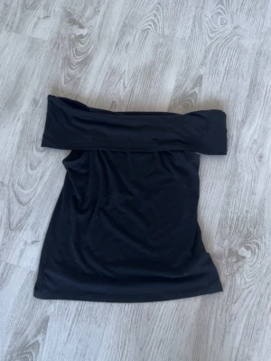 Svart topp från Kappahl - Säljer en svart halfneck topp från Kappahl med prislapp kvar💓Kolla in min profil för fler fina och trendiga plagg!