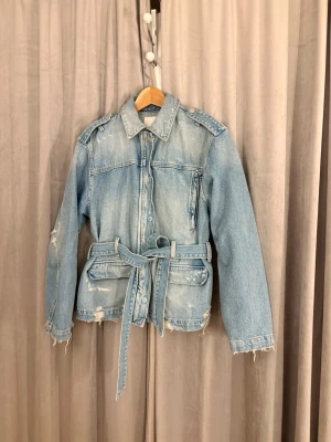 Jeans Jacka  - Fräsch jeansjacka från Zara. Endast använd ca 3 gånger och köpt för 700kr. Det är Xs men den här stor i storleken och sitter som S/M. Perfekt ni inför våren 