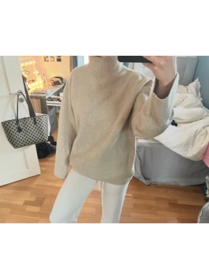 Superfin stickad tröja  - Säljer min tröja från Zara! Den är i mycket bra skick och har inga defekter, knappt använd. Materialet är bra, den nopprar sig inte vid tvätt! Pris kan diskuteras, hör av er vid frågor ☺️