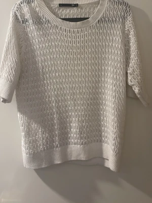 Vit tröja  - Använd fåtal gånger! Jätte fin vit tröja!