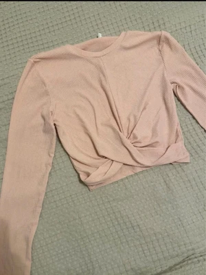 Rosa ribbad tröja - Storlek M & köpt på H&M. Aldrig använts. 🌸