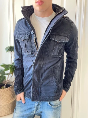 Abercrombie and fitch jacka  - Abercrombie and fitch jacka - inte fodrad. Inga defekter! Modellen i bilderna är 180 cm 75 kg och bär Storlek S , Kom med frågor! 🌟 (Kan gå ned i pris vid köp av paket 😉) 