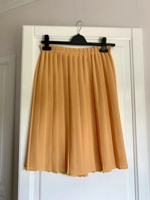 Plisserad kjol - Gul plisserad kjol, resår i midjan. Inget märke. Passar en XS/S. Längd ca 57 cm. I fint skick 🌸