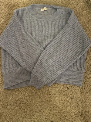 stickad tröja - Säljer denna super söta stickade tröjan från h&m då den inte kommer till användning!💕skriv om någon fråga eller info!🥰