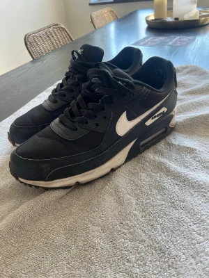 Nike Air Max 90 - Snygga och helt okej skick. De gick sönder inuti vid hälen men har limmat på tyg övergå o känns ingenting längre när man går. Därav det nedsatta priset. Köptes nya för 1800kr men jag säljer för 599