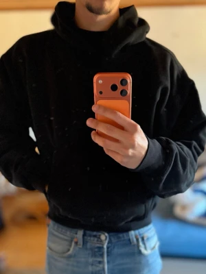 Yeezy gap hoodie  - Om ni söker något för att ha både för att vara  inne och chilla eller att vara ute utan att oroa sig att bli kall så har ni hittat rätt. En riktigt snygg Yeezy gap hoodie som passar perfekt till sommarkvällar eller nu på våren. Riktigt varm hoodie då den är dubbelfodrad. Gjord av Kanye west (ye) och gap så dessa finns inte att få tag på längre om inte resell.  Boxig och cropped fit. 