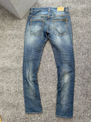 Nudie jeans  - Säljer dessa brutalt feta nudie jeans. Modell thin finn. Size w31 L34. Skick 8/10 inga hål men använda. Modellen är 180cm. Skriv vid frågor . KAN GÅ NER I PRIS VID SNABB AFFÄR!! 💯