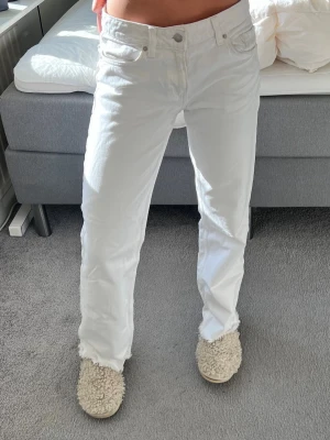 Jeans trf wide leg låg midja  - Slutsålda populära Zara jeans!⭐️ Jeansen är avklippta och har en innerbenslängd på ca 78 cm. Liten fläck på ena fickan där bak (kanske går bort, inte försökt mitt bästa än)❣️ Använda fåtals gånger! 