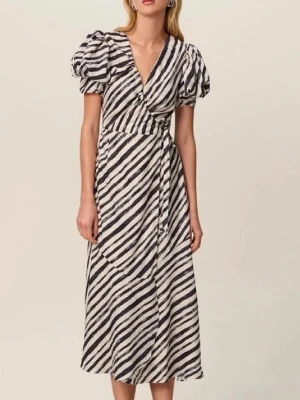 Randig omlottklänning med puffärm - Snygg omlottklänning med svartvita ränder och puffiga korta ärmar från Adoore. Klänningen har v-ringning, knyt i midjan och en luftig passform som ger en trendig look. Perfekt för dig som gillar unika detaljer och vill sticka ut.